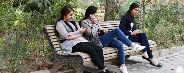 Девушки в парке Рудаки осенью Девушки в парке Рудаки осенью - Sputnik Таджикистан