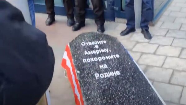 Борат в гробу: жители Казахстана устроили акцию протеста у генконсульства США в Алматы - Sputnik Таджикистан