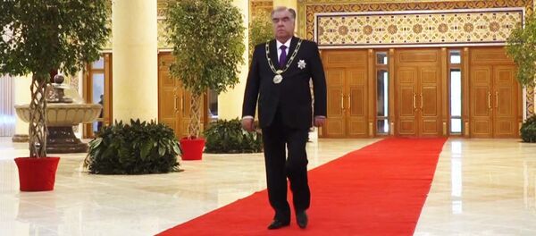 Маросими савгандёдкунии Пешвои Миллат дар толори КОХИ СОМОН - YouTube - Sputnik Таджикистан