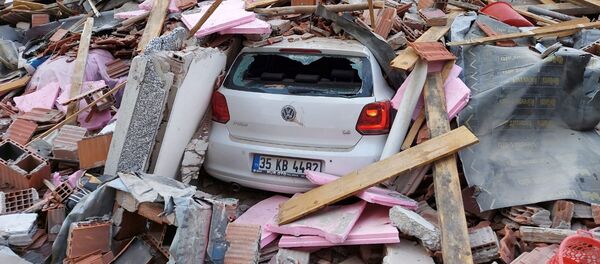 Машина под обломками разрушенного дома после землетрясения в Турции - Sputnik Тоҷикистон