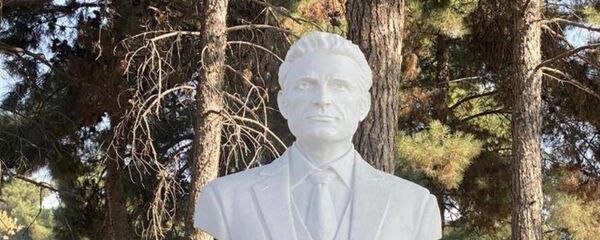 Пайкараи Муъмин Қаноат, шоири шинохтаи Тоҷикистон Пайкараи Муъмин Қаноат, шоири шинохтаи Тоҷикистон - Sputnik Тоҷикистон