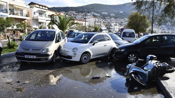 Пострадавшие автомобили в результате землетрясения на острове Самос, Греция  - Sputnik Тоҷикистон