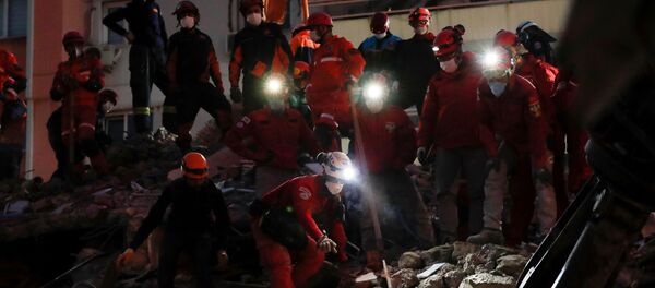 Спасатели во время поиска выживших в результате землетрясения в Измире  - Sputnik Тоҷикистон