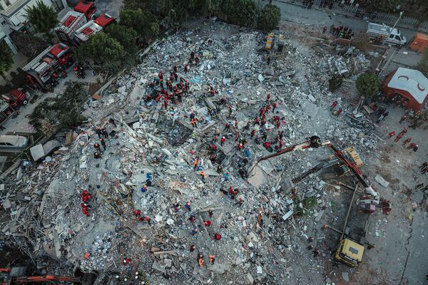Спасатели во время поиска выживших в результате землетрясения в Измире  - Sputnik Тоҷикистон
