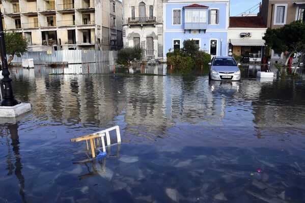 Затопленные улицы в результате землетрясения на острове Самос, Греция - Sputnik Тоҷикистон