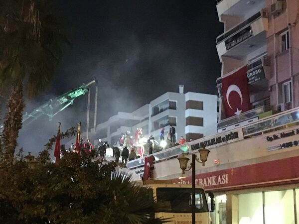 Спасатели ликвидируют последствия землетрясения в турецком Измире - Sputnik Тоҷикистон