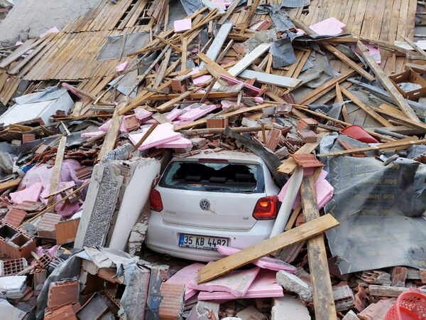 Разрушенное здание в результате землетрясения в Измире - Sputnik Тоҷикистон