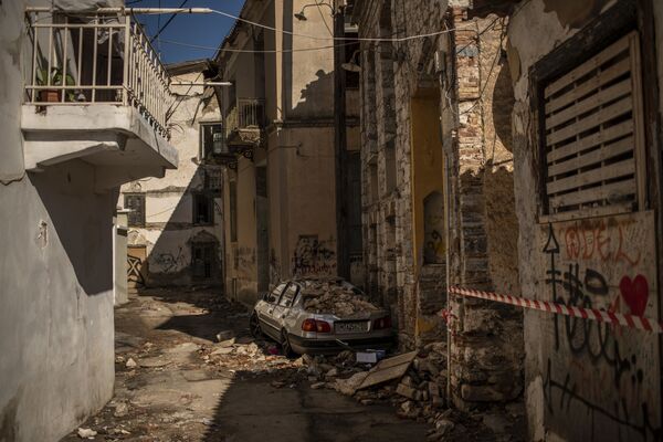 Пострадавшие здания в результате землетрясения на острове Самос, Греция - Sputnik Тоҷикистон