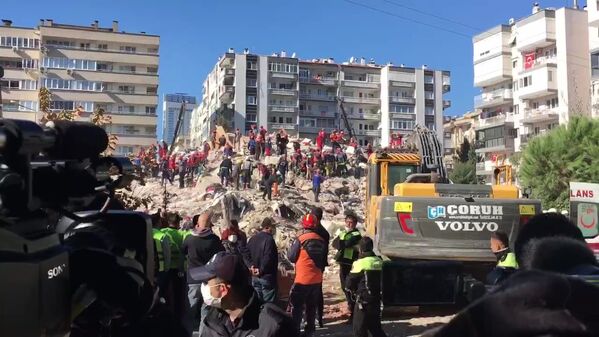 Спасатели ликвидируют последствия землетрясения в турецком Измире - Sputnik Тоҷикистон