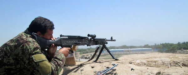 Афганский силовик во время боя с талибами, архивное фото - Sputnik Тоҷикистон