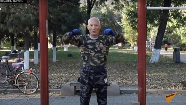 77-летний китаец взрывает соцсети трюками на турнике - Sputnik Тоҷикистон