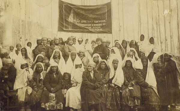 Памирские женщины в Хороге в Международный женский день (1932 год) Памирские женщины в Хороге в Международный женский день (1932 год) - Sputnik Таджикистан