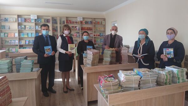 Более 900 учебников на русском языке доставили в школу Аштского района - Sputnik Таджикистан