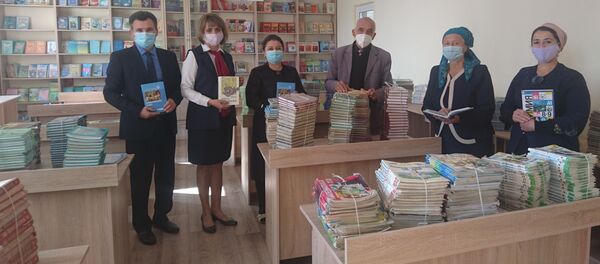 Более 900 учебников на русском языке доставили в школу Аштского района Более 900 учебников на русском языке доставили в школу Аштского района - Sputnik Таджикистан