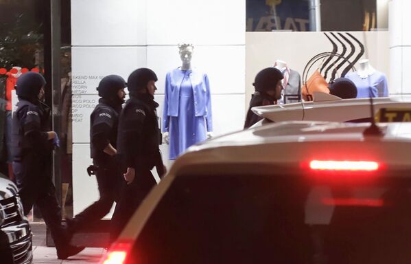 Вооруженный полицейский патруль в районе Государственной оперы в центре Вены 2 ноября 2020 г. после стрельбы возле синагоги - Sputnik Тоҷикистон