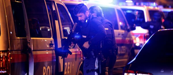Полиция блокирует улицу возле площади Шведенплац после перестрелки в Вене Полиция блокирует улицу возле площади Шведенплац после перестрелки в Вене - Sputnik Тоҷикистон