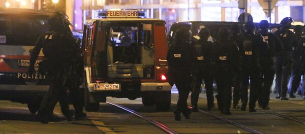 Полицейские выходят на место происшествия после того, как раздались выстрелы, в Вене Полицейские выходят на место происшествия после того, как раздались выстрелы, в Вене - Sputnik Тоҷикистон