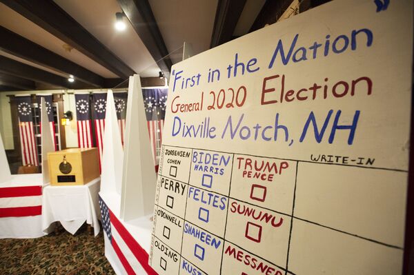 Доска с именами кандидатов во время голосования на президентских  выборах США после полуночи  - Sputnik Таджикистан
