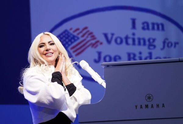 Певица Леди Гага во время кампании Джо Байдена в Пенсильвании  - Sputnik Таджикистан