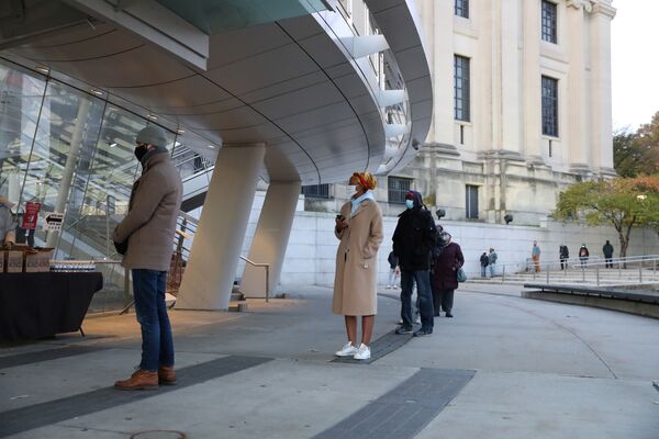 Люди стоят в очереди для голосования в день выборов в Бруклинском музее - Sputnik Таджикистан