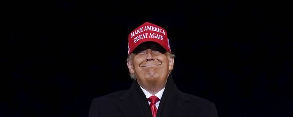 Президент Дональд Трамп улыбается - Sputnik Тоҷикистон