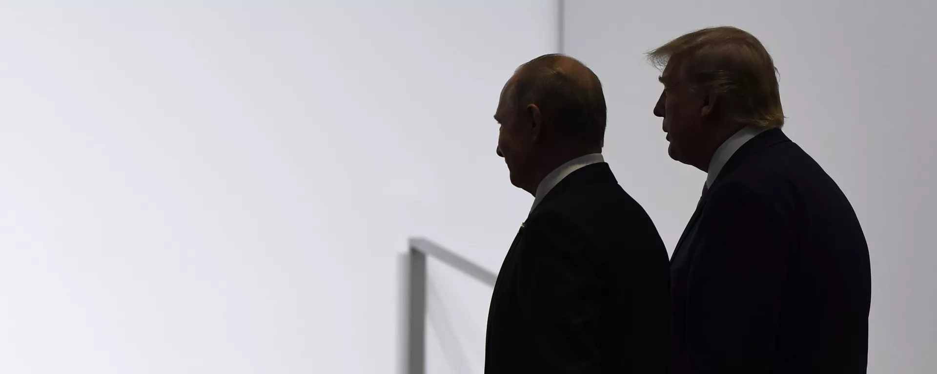 Президент Дональд Трамп и президент России Владимир Путин идут - Sputnik Тоҷикистон, 1920, 20.04.2021