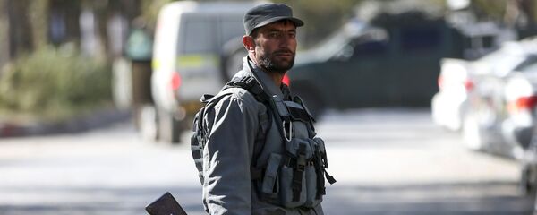 Полицейский на месте нападения на университет в Кабуле, Афганистан - Sputnik Тоҷикистон