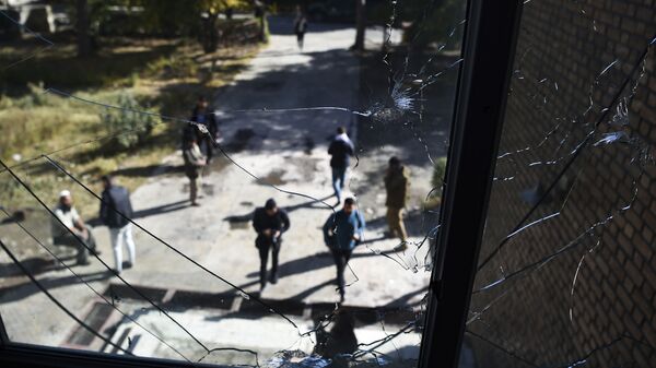 Разбитые окна в классе в Национальном центре юридической подготовки на следующий день после нападения на университет в Кабуле, Афганистан - Sputnik Тоҷикистон