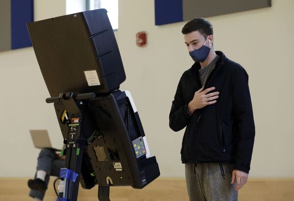Избиратель во время голосования на выборах президента США на одном из избирательных участков в Вашингтоне - Sputnik Тоҷикистон