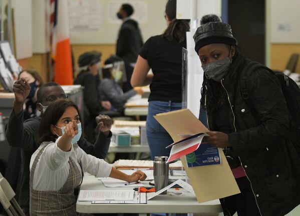 Избирательница во время регистрации для голосования на выборах президента США на одном из избирательных участков в Нью-Йорке - Sputnik Тоҷикистон