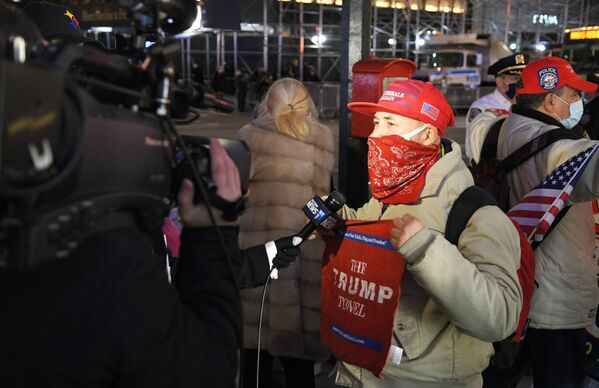 Сторонник Дональда Трампа общается с журналистами в Нью-Йорке в день голосования на выборах президента США - Sputnik Тоҷикистон