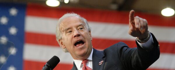 Кандидат в вице-президенты от Демократической партии Джо Байден разговаривает со сторонниками - Sputnik Тоҷикистон