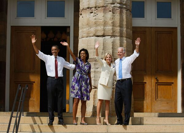 Кандидат в президенты США от Демократической партии, сенатор от штата Иллинойс Барак Обама (слева) с женой Мишель (2 слева) и избранный вице-президентом сенатор от штата Делавэр Джо Байден (справа) и его жена Джилл - Sputnik Таджикистан