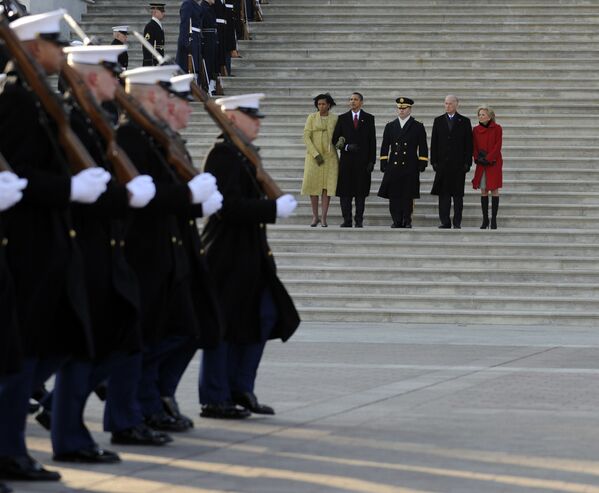 Президента Барака Обама, его жену Мишель (слева), вице-президента Джозефа Байдена (2-справа) и его жену Джилл (справа) сопровождает генерал-майор Ричард Роу - Sputnik Таджикистан