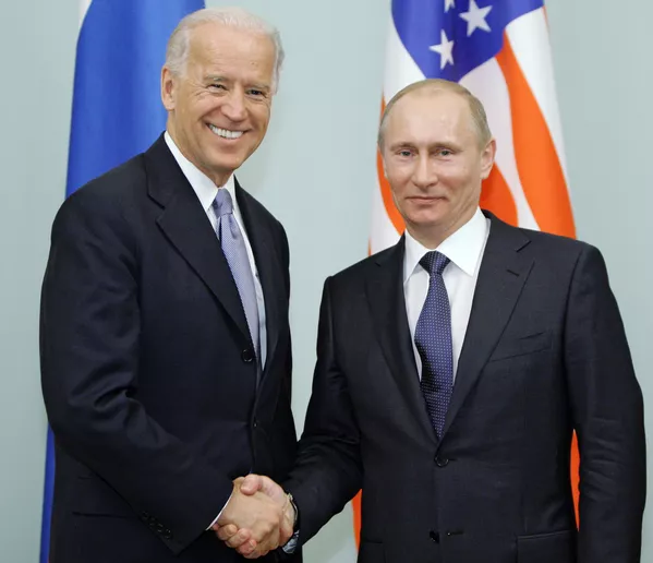Дастфишори Владимир Путин ва Ҷо Байден  - Sputnik Тоҷикистон