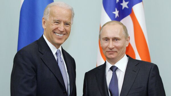 Премьер-министр России Владимир Путин (справа) пожимает руку вице-президенту США Джо Байдену  - Sputnik Таджикистан