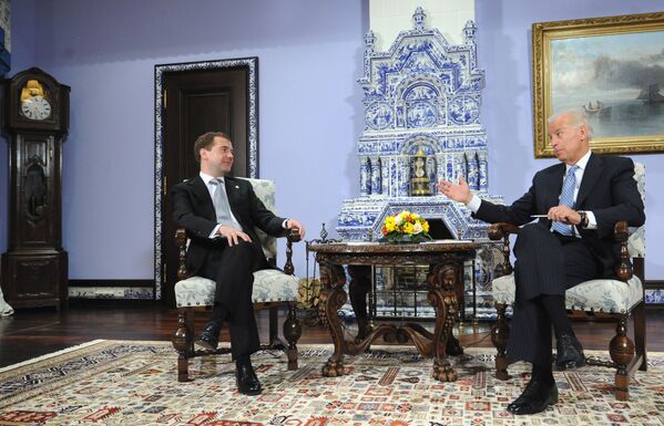 Президент России Дмитрий Медведев (слева) беседует с вице-президентом США Джо Байденом - Sputnik Таджикистан
