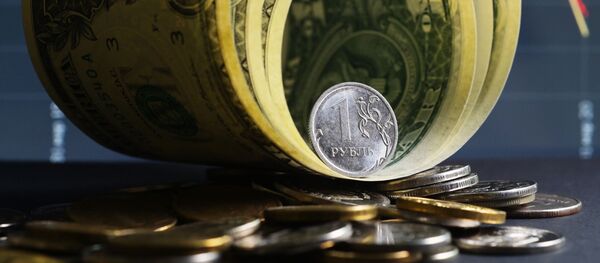Денежные купюры США и монеты номиналом один и десять рублей. - Sputnik Таджикистан