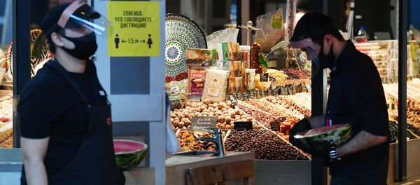 Продавцы возле прилавков с фруктами в Москве - Sputnik Таджикистан