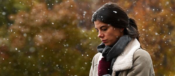 Девушка во время снегопада  - Sputnik Таджикистан