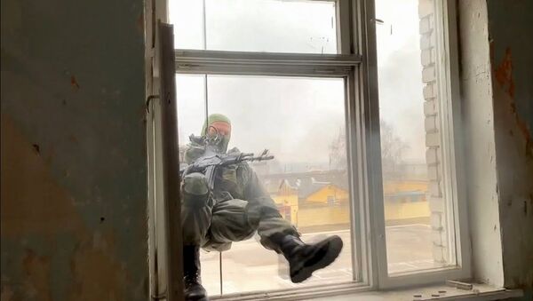 Штурм здания, оккупированного условными террористами, в ходе учения с разведчиками ЗВО - Sputnik Тоҷикистон