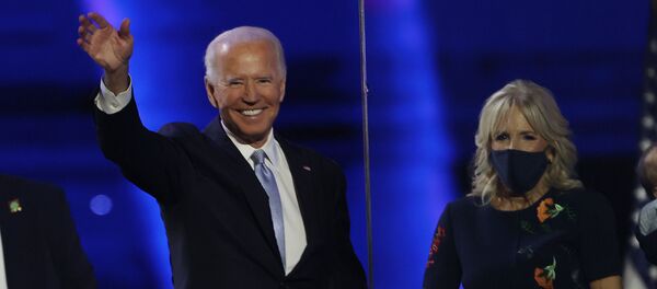 Джо Байден с супругой Джо Байден с супругой - Sputnik Тоҷикистон