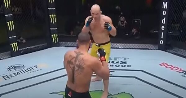 Тиаго Сантос и Гловер Тейшейра, бой - Sputnik Тоҷикистон