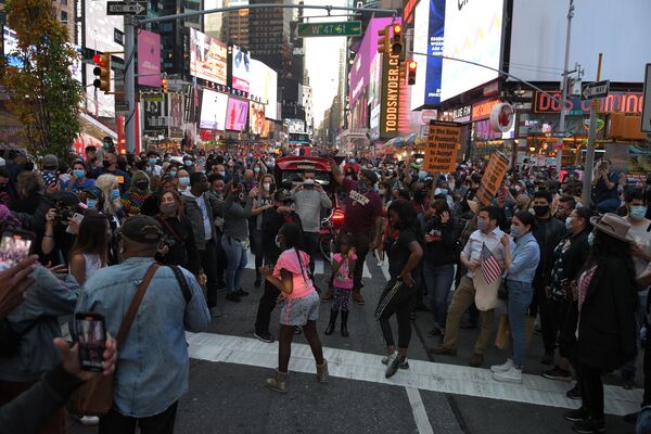 Люди на Таймс-сквер в Нью-Йорке после новостей о победе на выборах президента США кандидата от Демократической партии Джозефа Байдена - Sputnik Тоҷикистон