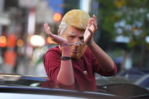 Человек в маске Дональда Трампа едет на машине по улице Нью-Йорка после новостей о победе на выборах президента США кандидата от Демократической партии Джозефа Байдена Человек в маске Дональда Трампа едет на машине по улице Нью-Йорка после новостей о победе на выборах президента США кандидата от Демократической партии Джозефа Байдена - Sputnik Тоҷикистон
