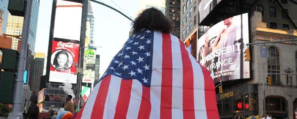 Люди на одной из улиц в Нью-Йорке после новостей о победе на выборах президента США кандидата от Демократической партии Джозефа Байдена - Sputnik Таджикистан