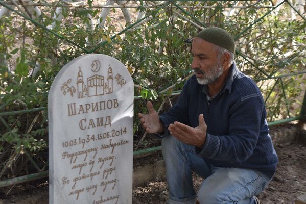 Субботник на кладбище в Душанбе - Sputnik Таджикистан