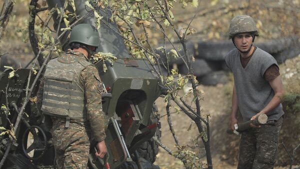 Этнические армяне стреляют из артиллерийского орудия на боевой позиции  - Sputnik Таджикистан