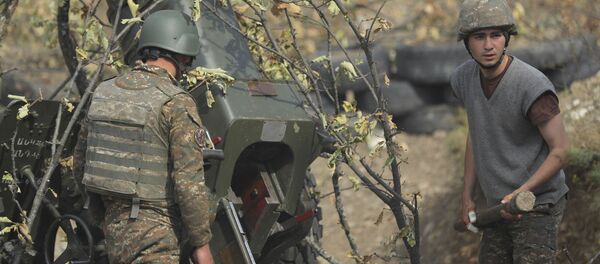 Этнические армяне стреляют из артиллерийского орудия на боевой позиции  - Sputnik Таджикистан