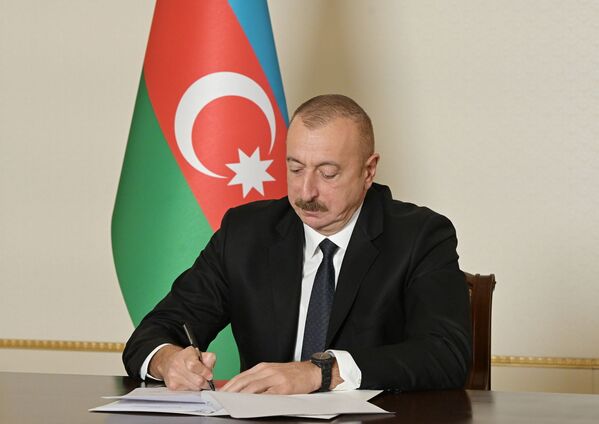 Президент Азербайджана Ильхам Алиев во время подписания заявления о полном прекращении огня и всех военных действий в зоне нагорно-карабахского конфликта - Sputnik Таджикистан